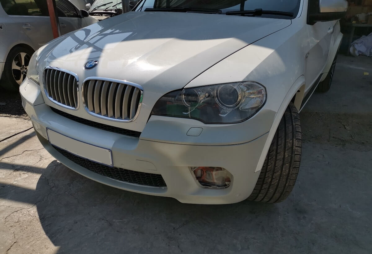 BMW X5 M50d Bumper Damage