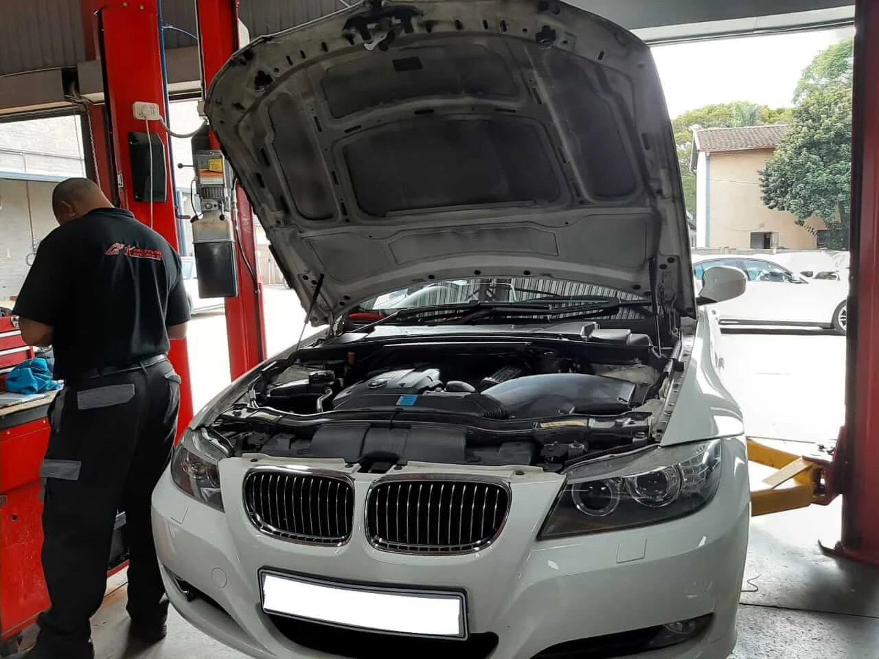 BMW 323i E90 Facelift 2008 — Sold — BMW 323i E90 facelift 2008 engine compartment view
