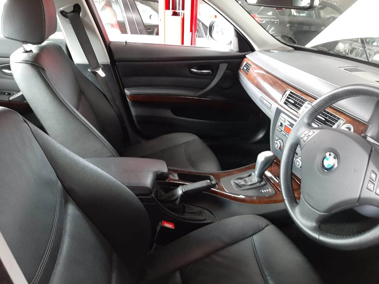 BMW 323i E90 Facelift 2008 — Sold — BMW 323i E90 facelift 2008 interior view