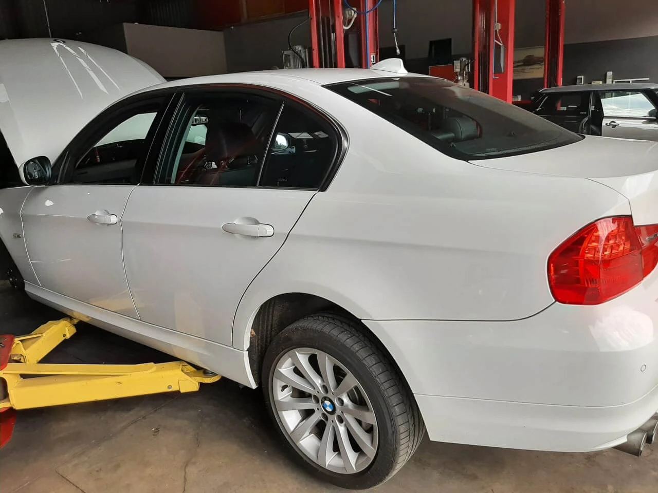 BMW 323i E90 Facelift 2008 — Sold — BMW 323i E90 facelift 2008 passenger side view