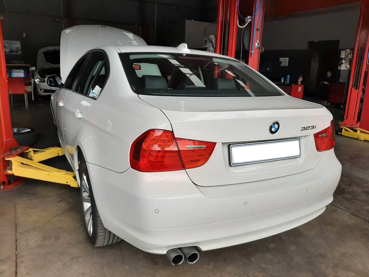 BMW 323i E90 Facelift 2008 — Sold — BMW 323i E90 facelift 2008 rear angle view