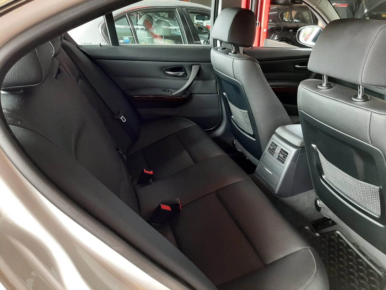BMW 323i E90 Facelift 2008 — Sold — BMW 323i E90 facelift 2008 rear seats view