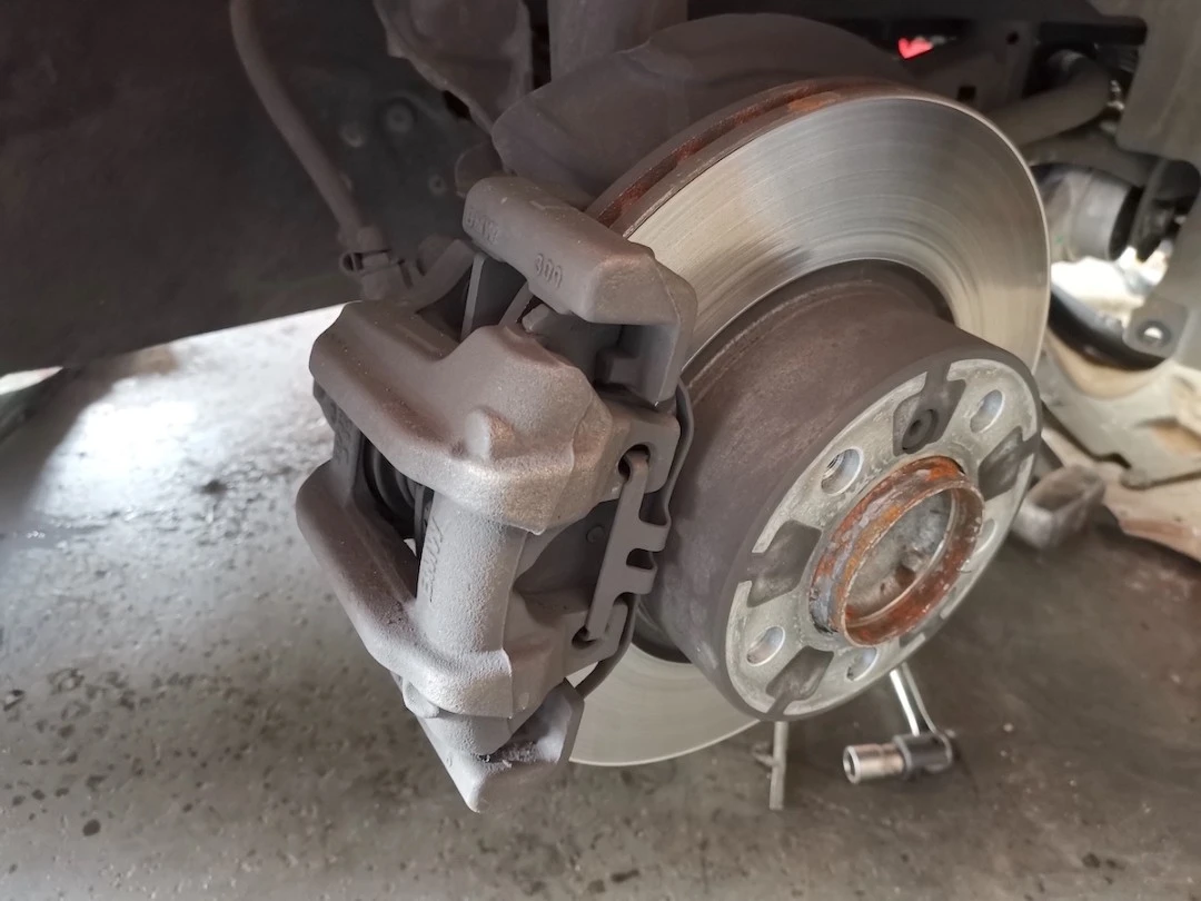 Why Do Brakes Squeak? — BMW 320i brake disc and caliper